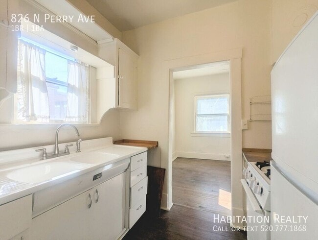 Building Photo - 826 N Perry Ave