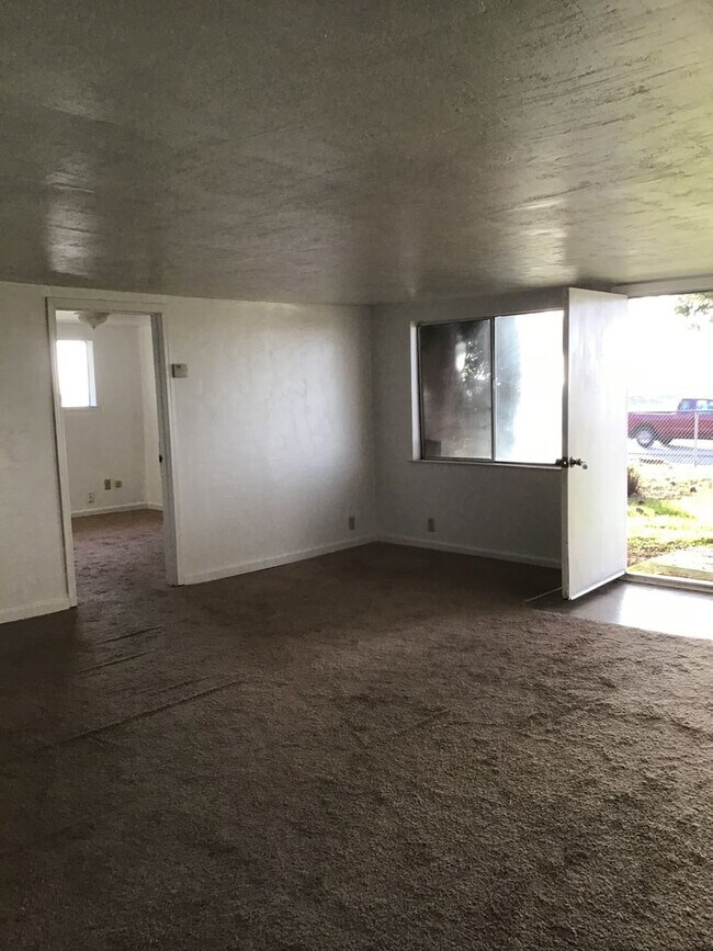 Building Photo - 3 Bedroom Home