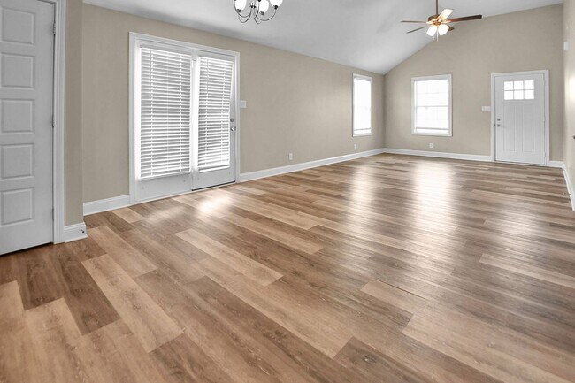 Building Photo - Pet Friendly Three Bedroom!