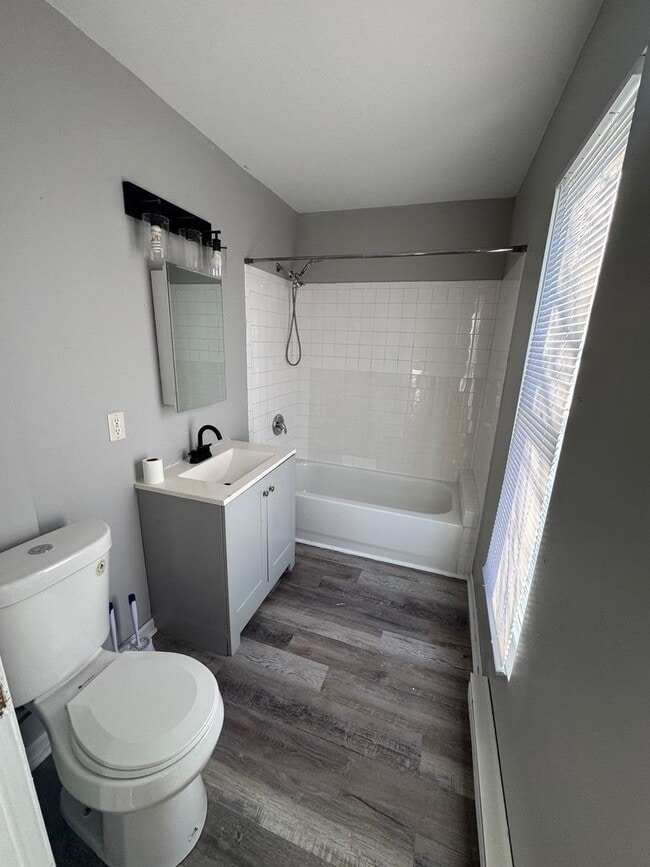 Building Photo - 305 S 4th St