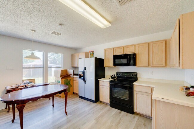 Building Photo - 4260 Meadowknoll Dr