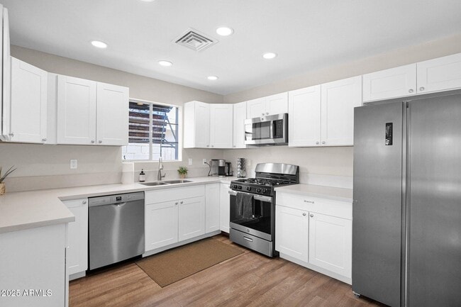 Building Photo - 4137 E Sells Dr