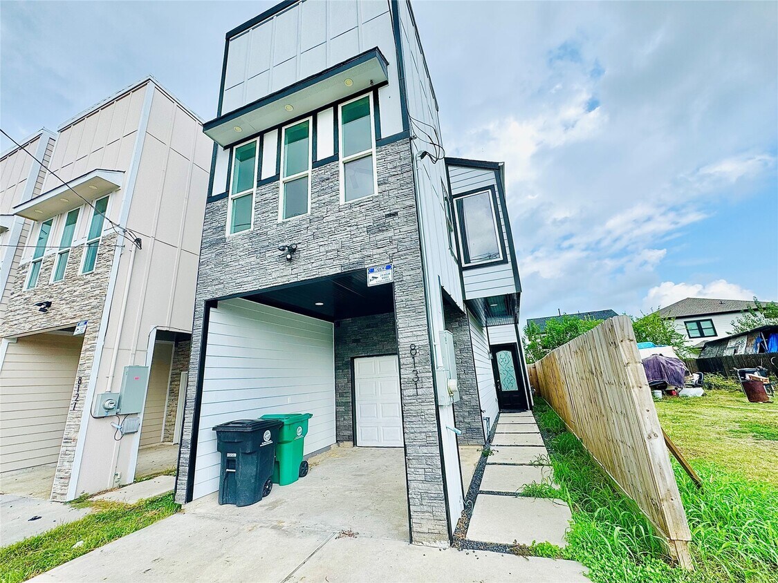 Foto principal - 8131 St Louis St