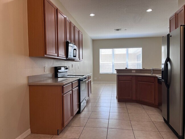 Foto del edificio - Beautiful Townhome in the Gated community ...