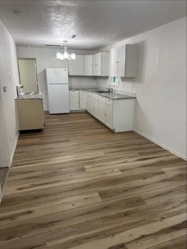 Foto del edificio - 16625 S Broadway St