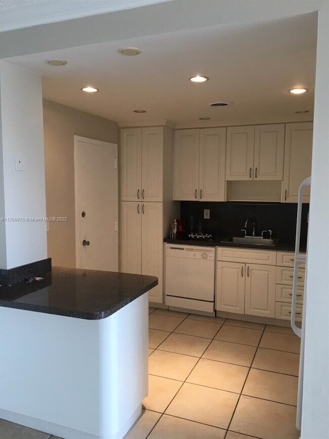 Building Photo - 300 Bayview Dr