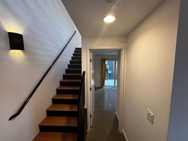 Foto del edificio - Modern Townhome For Lease Near Columbia City | 2 Bed | 2.5 Bath | A/C | Covered Parking