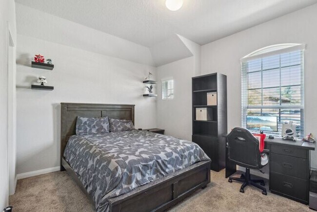 Building Photo - Spacious 1.5 Story Home with a Versatile Floorplan