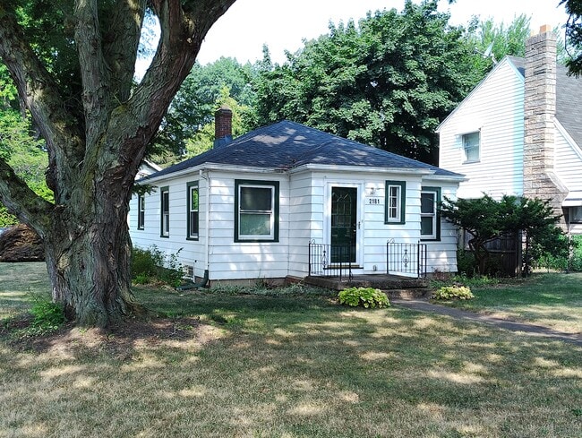 Private, secure, perfect - 2181 Dewey Ave