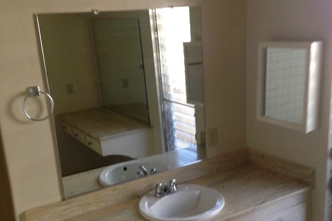 Foto del edificio - Bonnie's Garden Apartments