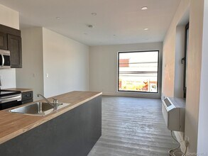 Building Photo - 362 W Merrick Rd