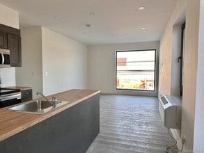 Building Photo - 362 W Merrick Rd