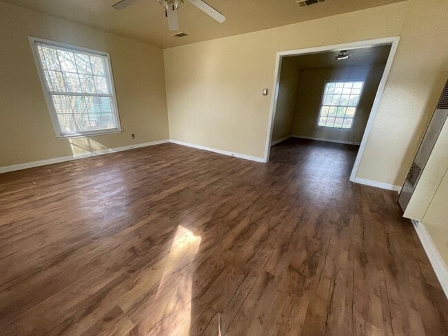 Foto del edificio - 5345 E Parkway Dr