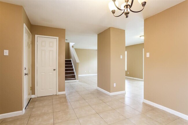 Building Photo - 7423 Village Lake Dr