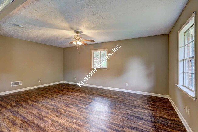 Building Photo - 10119 Port Royal Ct