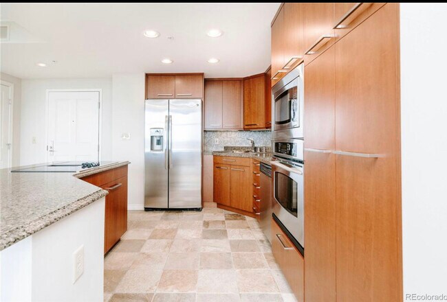 Foto del edificio - 8100 E Union Ave