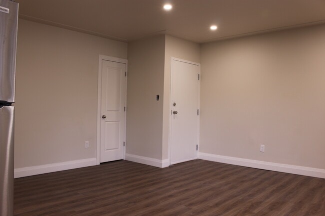 Building Photo - Corner 1 Bed