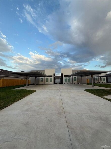 Foto del edificio - 817 Dove Ave