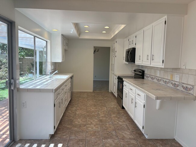 Building Photo - Spacious 5 bedroom 2 1/2 bathroom Westpark...