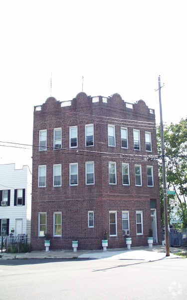 Primary Photo - 170 Soundview Ave