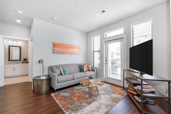 Foto del edificio - 4711 LJ Pkwy