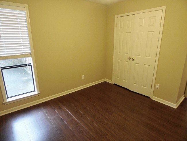 Building Photo - 6089 Shade Tree Dr