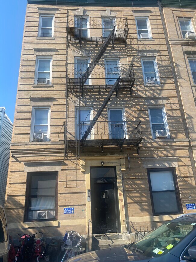 Building Photo - 140 29th St
