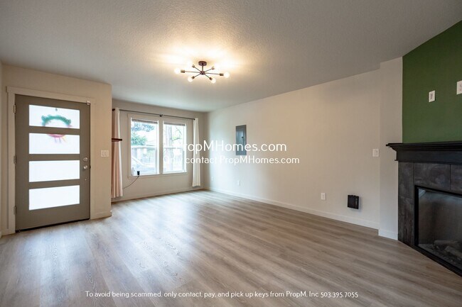 Foto del edificio - Beautiful Three Bedroom Home In The Lents Neighborhood! DEPOSIT SPECIAL