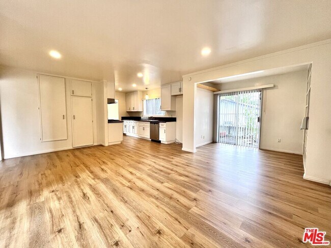 Building Photo - 6308 Villa Rosa Dr