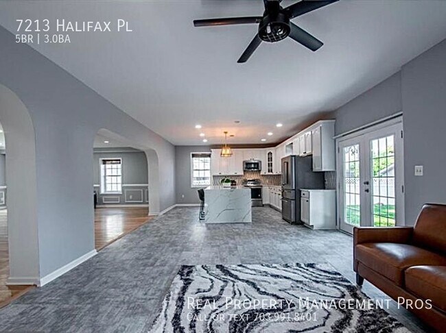 Foto del edificio - Completely Renovated Massive home in the H...