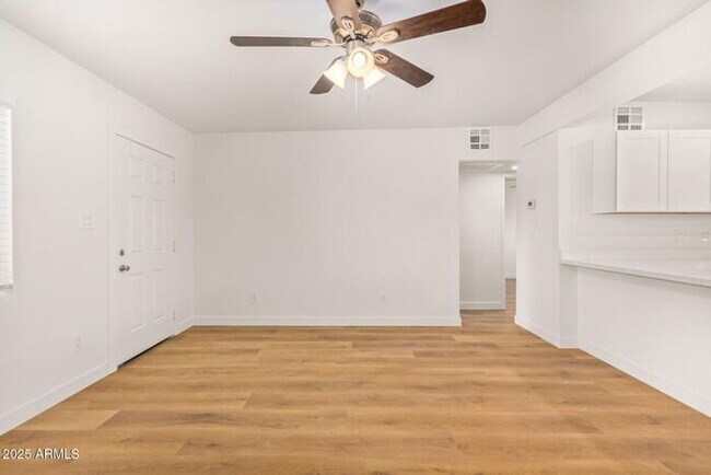 Foto del edificio - 2-bedroom, 1-bath duplex by ASU