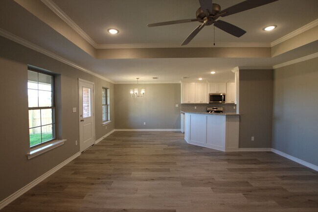 Building Photo - Beautiful 3 Bedroom 2 Bathroom Townhouse in South Tyler! Now offering 1st full month rent free!