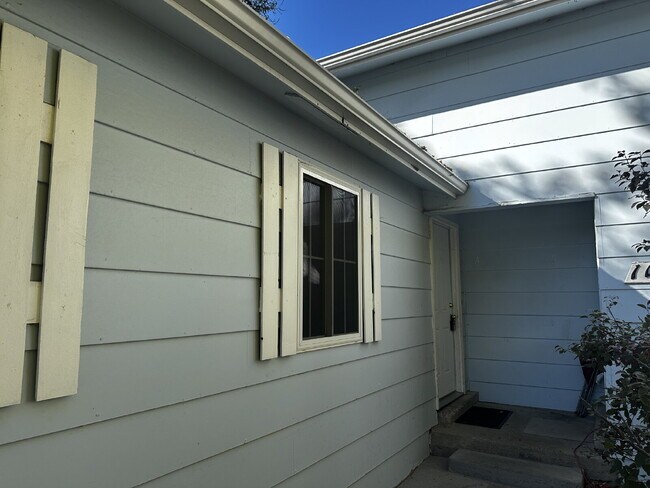 Foto del edificio - AVAILABLE NOW! Newly refreshed duplex in A...