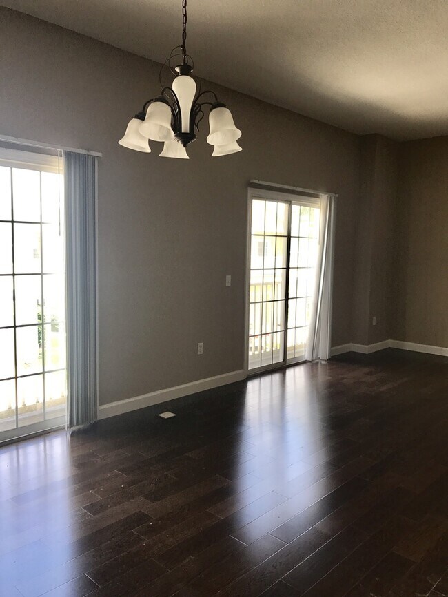 Building Photo - 2 Bed / 2 Bath Condo with 1-Car Garage in ...