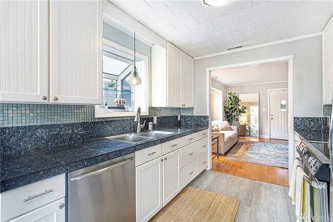 Foto del edificio - $1000 off 1 months rent/ lease start 1/1 Light-Filled Home with Modern Updates,Fenced Yard and More