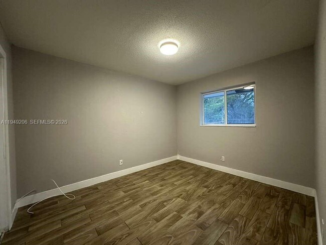 Foto del edificio - 647 NW 3rd Ave