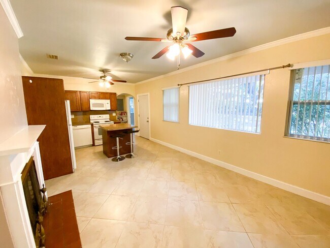 Foto del edificio - 2124 NW 7TH PL