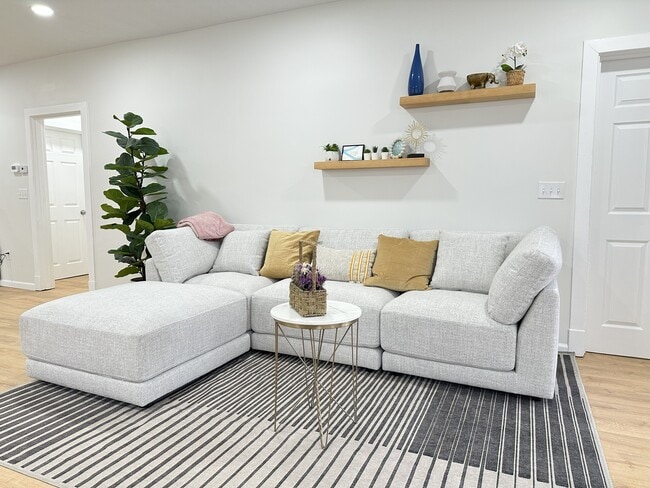 Building Photo - 5640 Beacon St