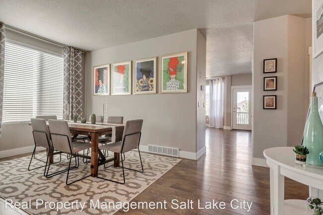 Foto del edificio - 5 br, 3.5 bath House - 10453 Walnut Canyon Ln