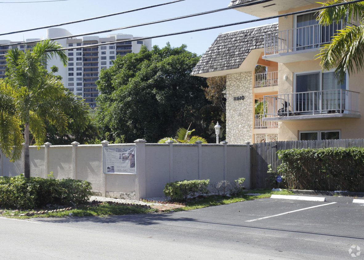 Building Photo - Villa San Souci