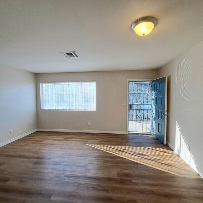 Foto del edificio - 4708 Thunderbolt Ave