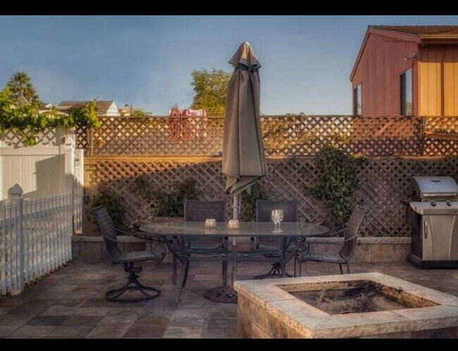 Foto del edificio - Amazing 3 Bedroom 1 Bathroom House High off street with Incredible views.