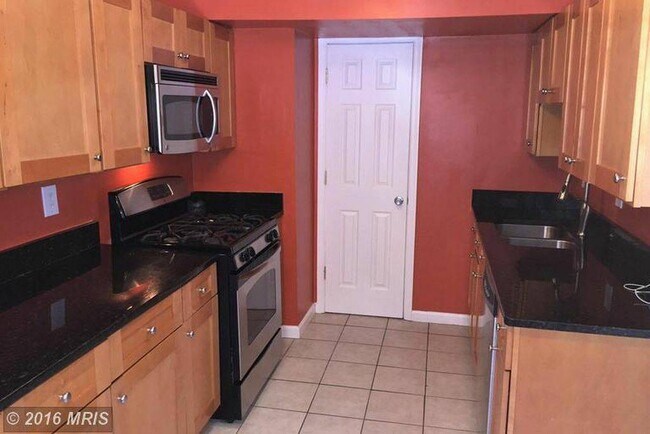 Foto del edificio - 8180 Fernlake Ct