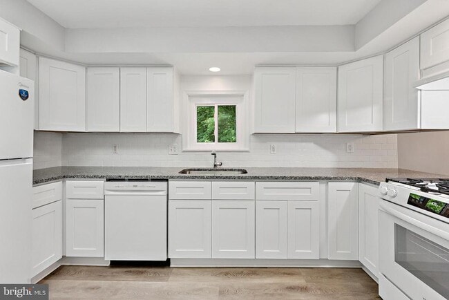 Building Photo - 8517 Osler Ave