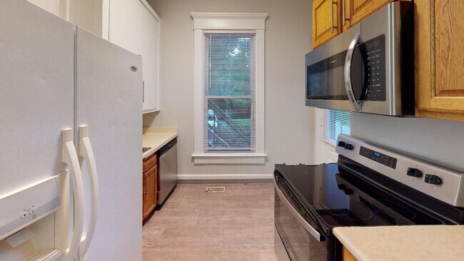 Building Photo - 5 BEDROOMS + 3.5 BATHS + 2 Full Size Kitch...