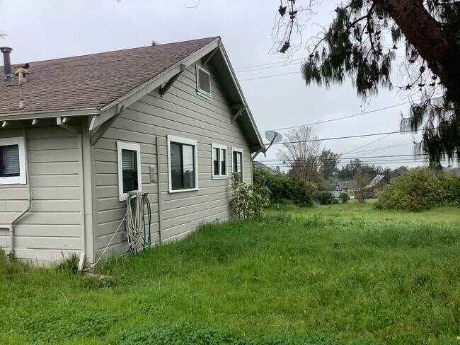Building Photo - Cute house on country property