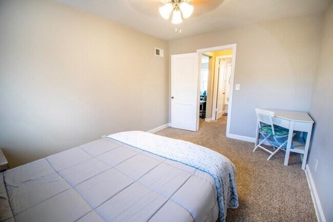 Foto del edificio - Dundee Village Rentals (820 N 46th St)