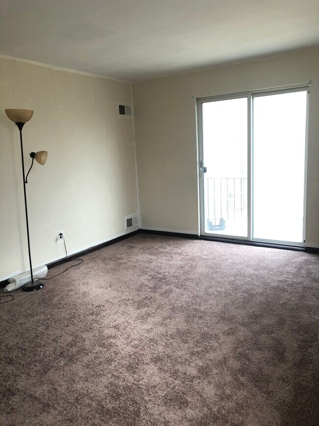 Fotografía del edificio - 611 Country Ln