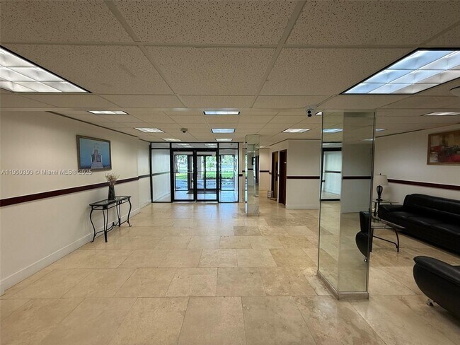 Foto del edificio - 4174 Inverrary Dr