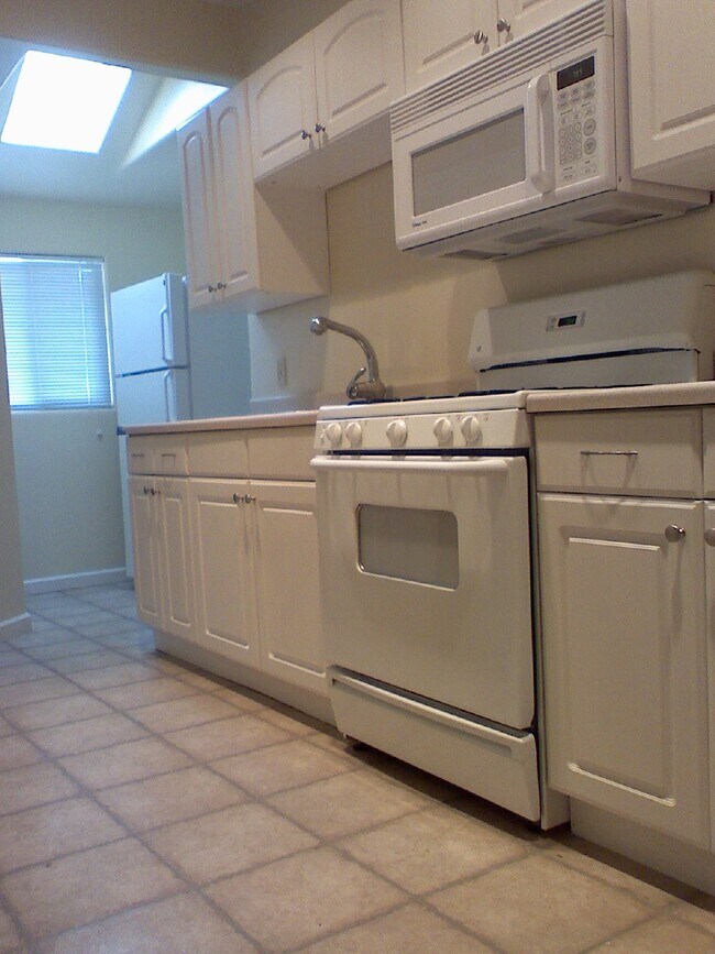 Building Photo - 638 Laine St